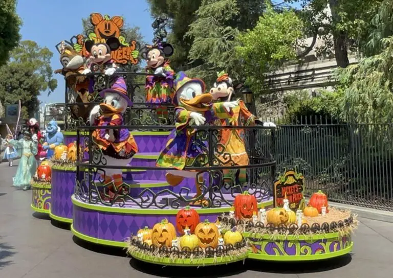 Mickey Mouse & Friends Debut New Halloween Costumes at Disneyland Park 